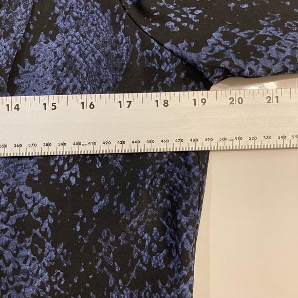 NWOT TAHARI Top S Black-Blue Snakeskin Pleated Snaps Long-Sleeve Henley Crepe - Picture 8 of 10